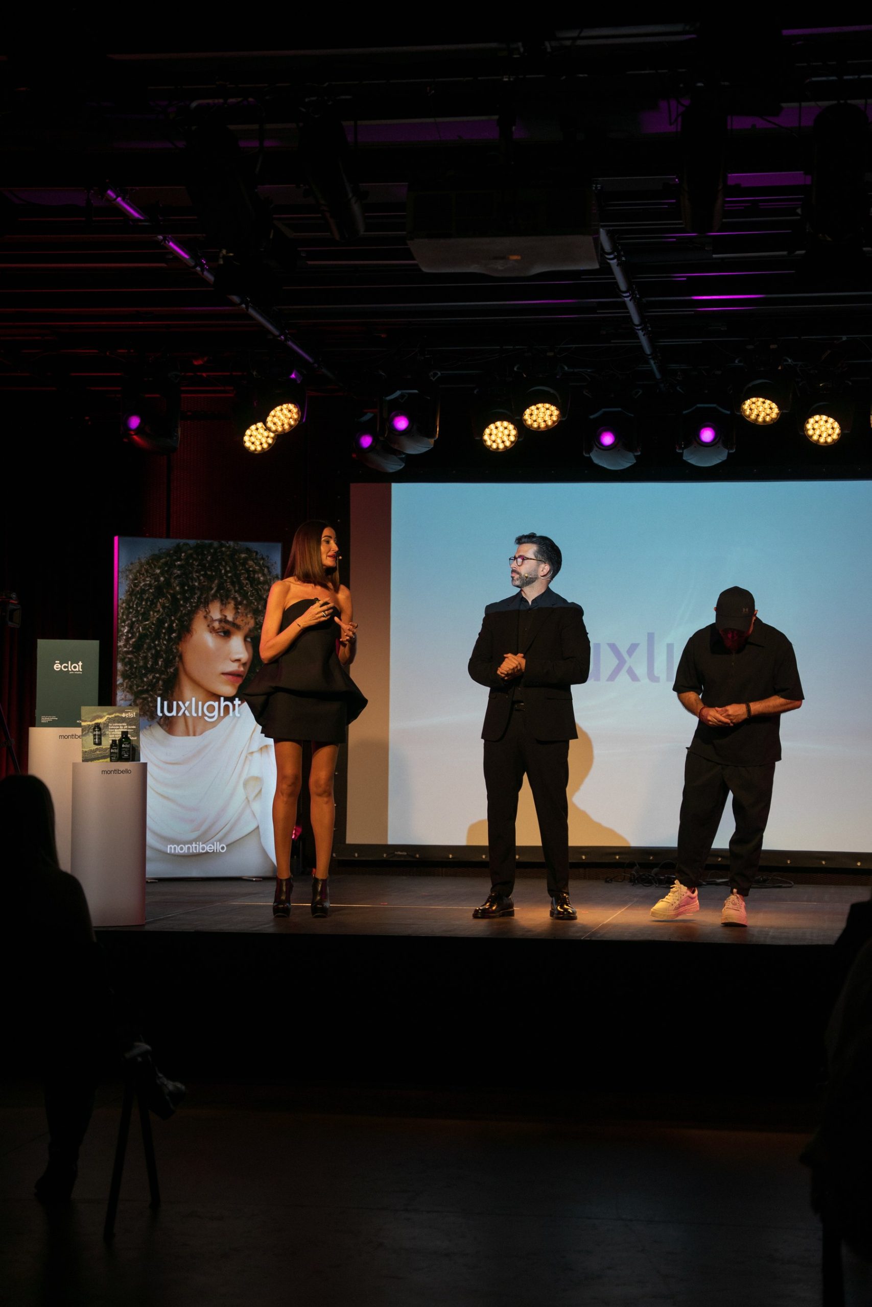 Lanzamiento Montibello LuxLight — equipo de ponentes en escena