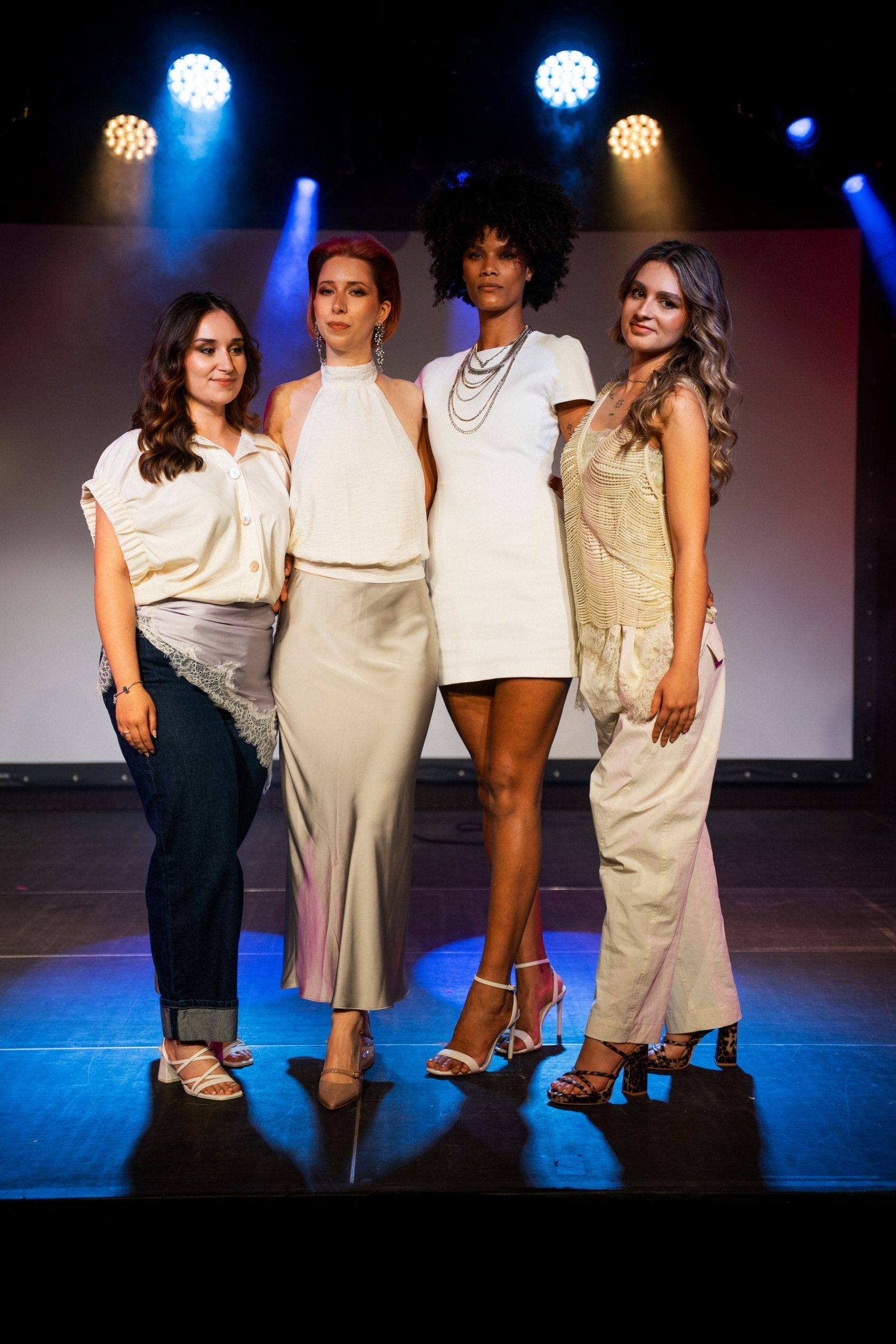 Los cuatro looks de la colección LuxLight en el cierre del evento