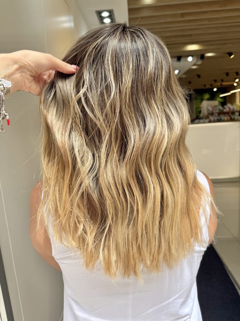 Balayage efecto playa rubio degradado — Identity Peluqueros Valencia