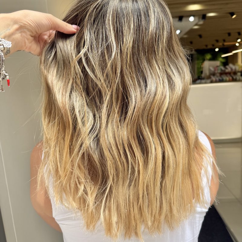 Balayage efecto playa rubio degradado — Identity Peluqueros Valencia
