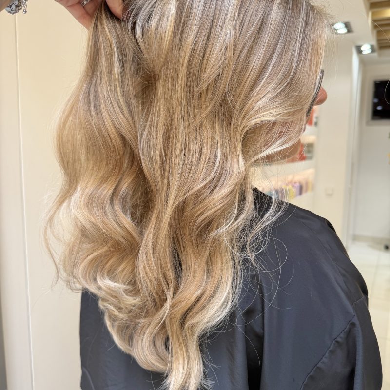 Rubio luminoso con mechas dimensión — Identity Peluqueros Valencia