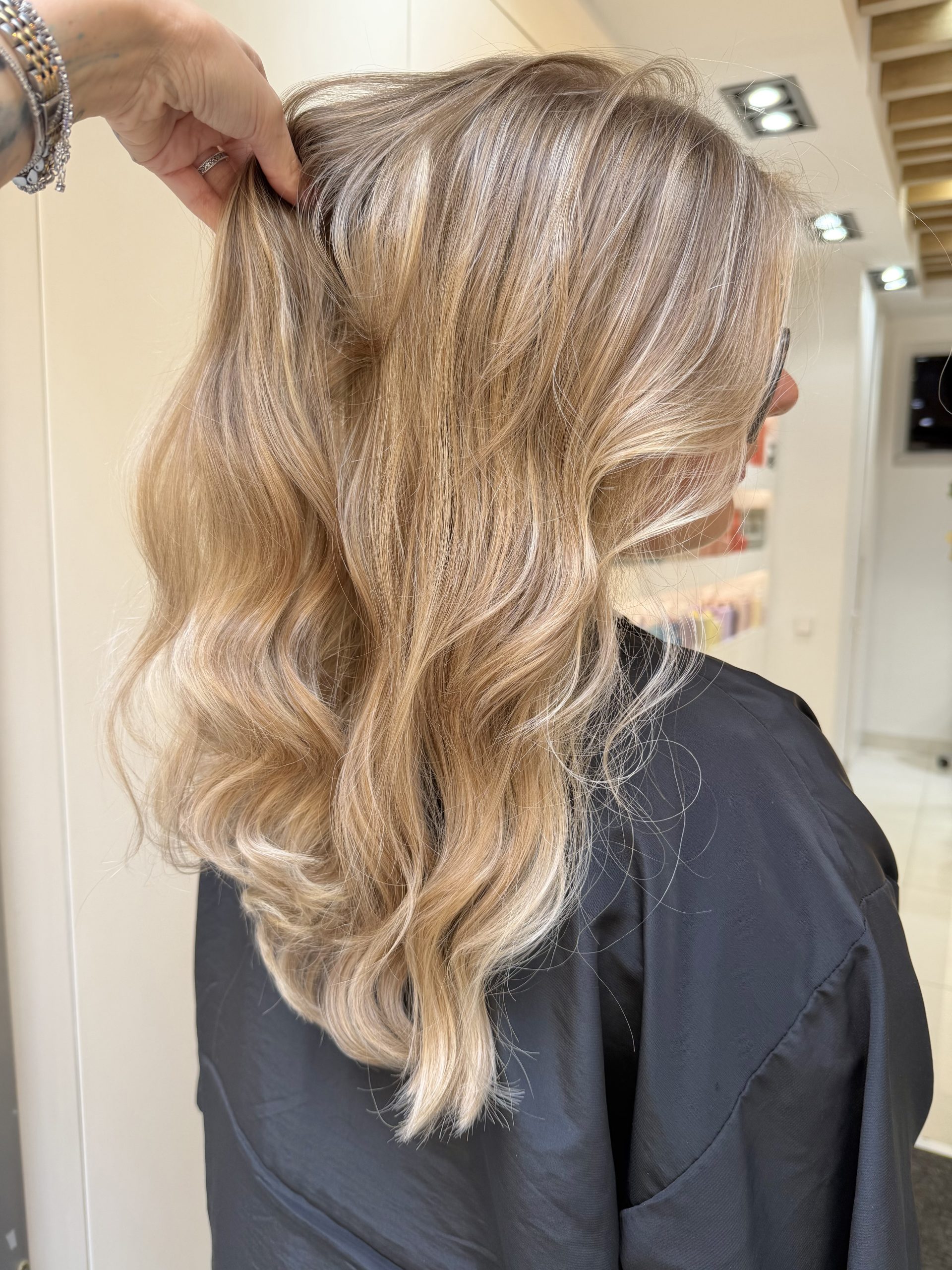 Rubio luminoso con mechas dimensión — Identity Peluqueros Valencia