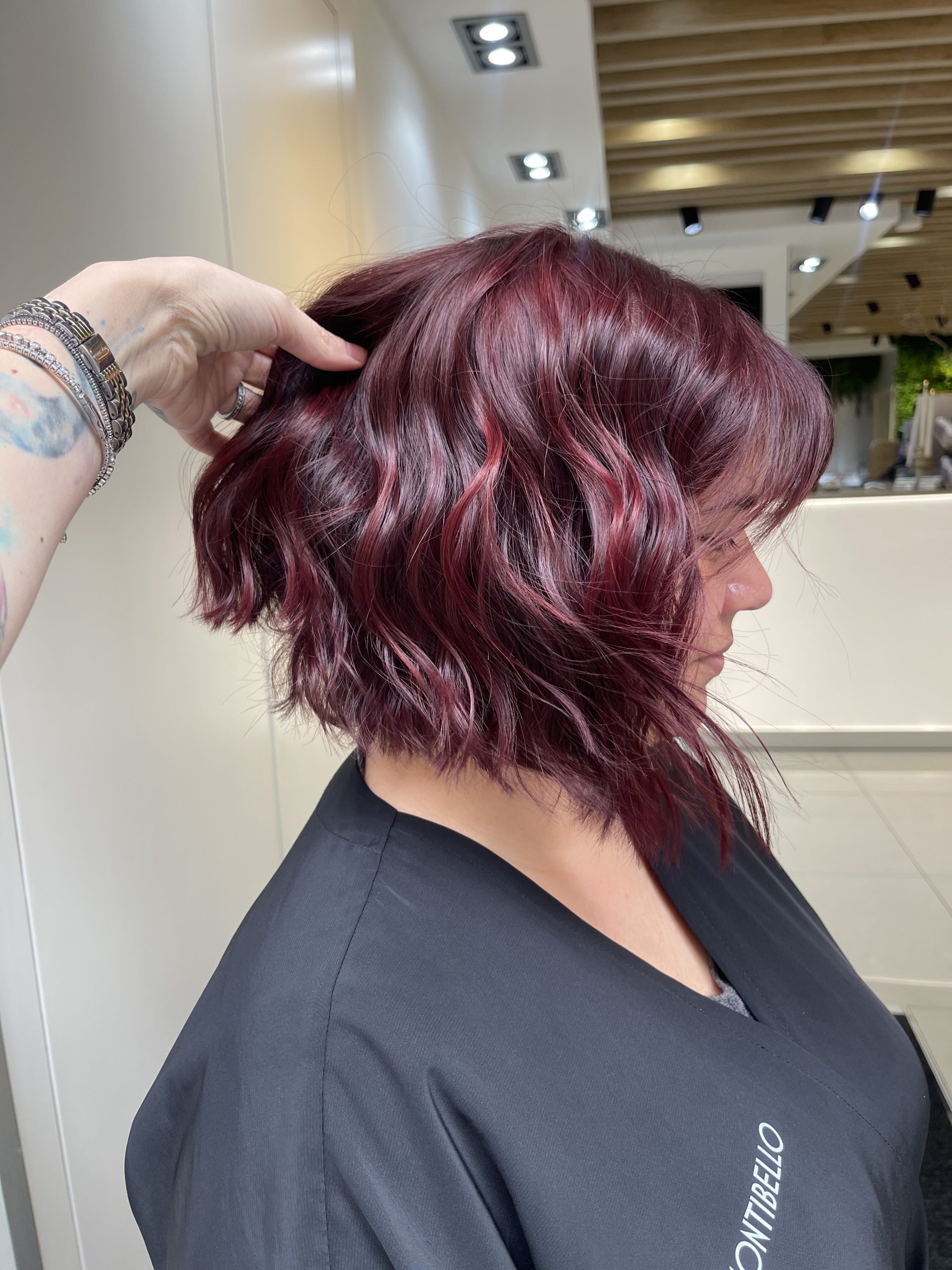 Rojo cereza en bob corto — Identity Peluqueros Valencia