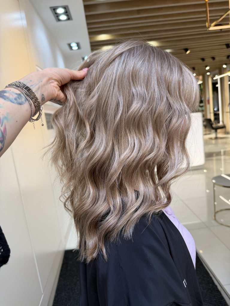 Rubio arena en bob corte y color — Identity Peluqueros Valencia