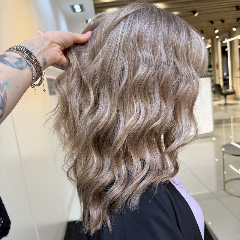 Rubio arena en bob corte y color — Identity Peluqueros Valencia