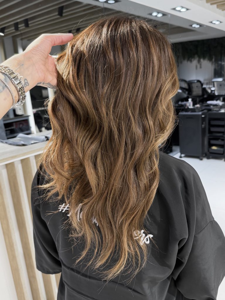 Balayage efecto natural sin raíz marcada — Identity Peluqueros Valencia