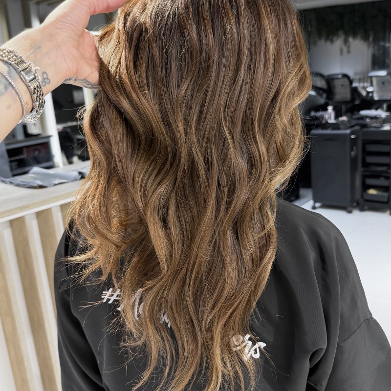 Balayage efecto natural sin raíz marcada — Identity Peluqueros Valencia
