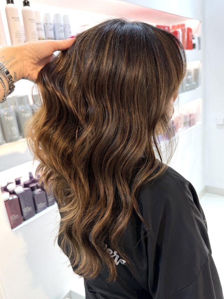 Balayage castaño oscuro profundidad y luz — Identity Peluqueros Valencia