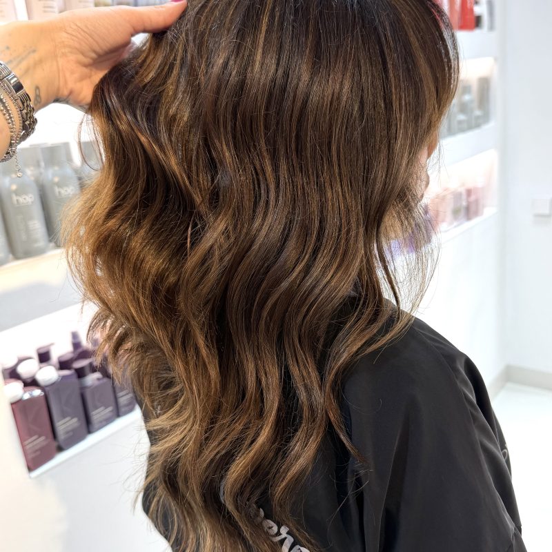 Balayage castaño oscuro profundidad y luz — Identity Peluqueros Valencia