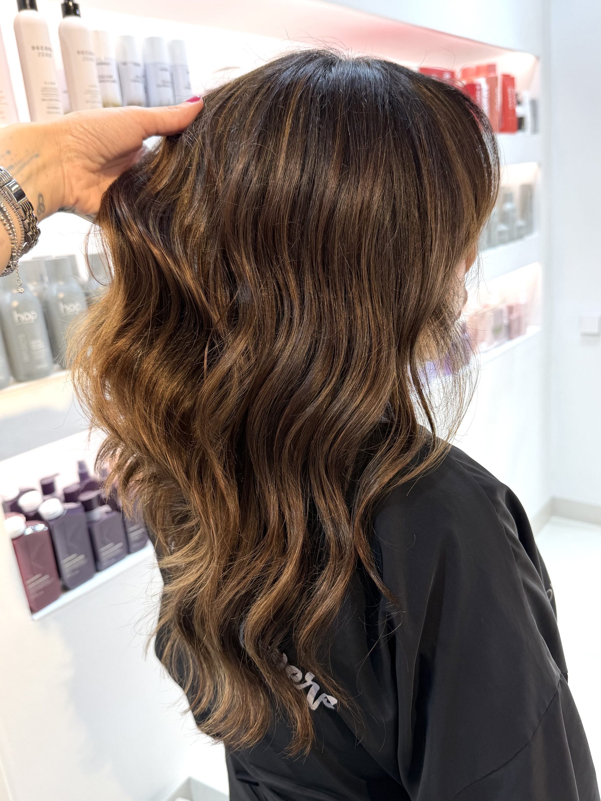 Balayage castaño oscuro profundidad y luz — Identity Peluqueros Valencia